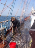 драим палубу